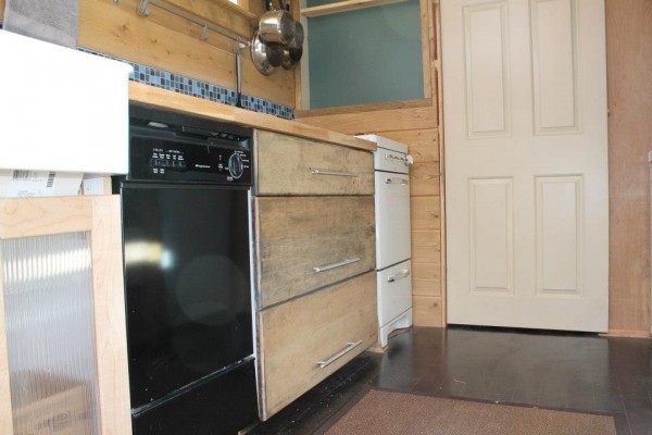 Nate and Jens Home on Wheels: Living Simply and Free in a Tiny House Photo nathans tiny house on wheels 21 600x400 Nate and Jens Home on Wheels: Living Simply and Free in a Tiny House