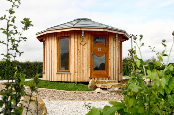 rotunda1 600x396   Tiny Yurt Cabin: Little House in the Round
