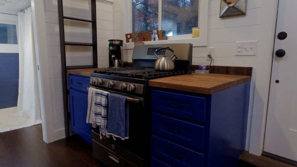 10-Feet Wide Tiny House with Main Floor Bedroom and Closet