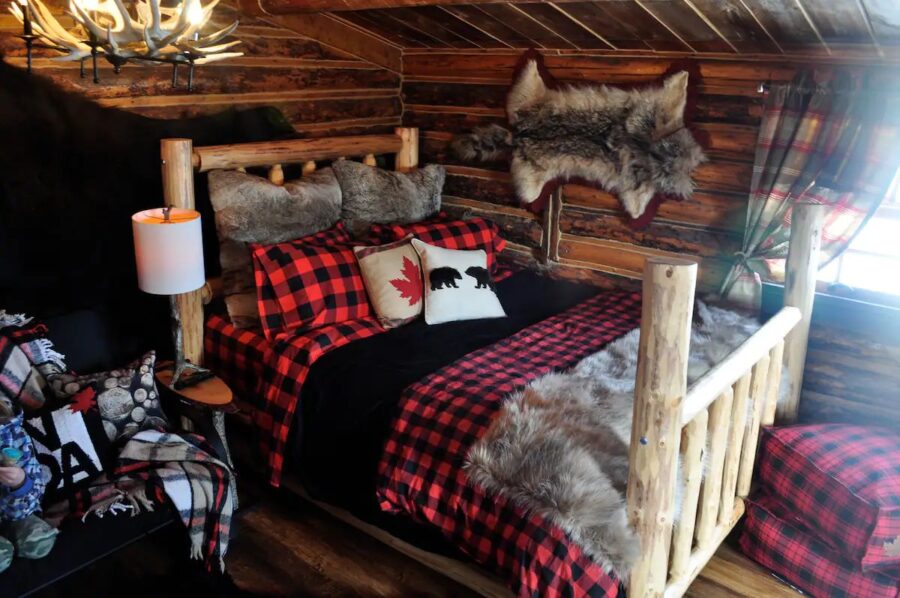 100+ Year Old Canadian Log Cabin Stay 3