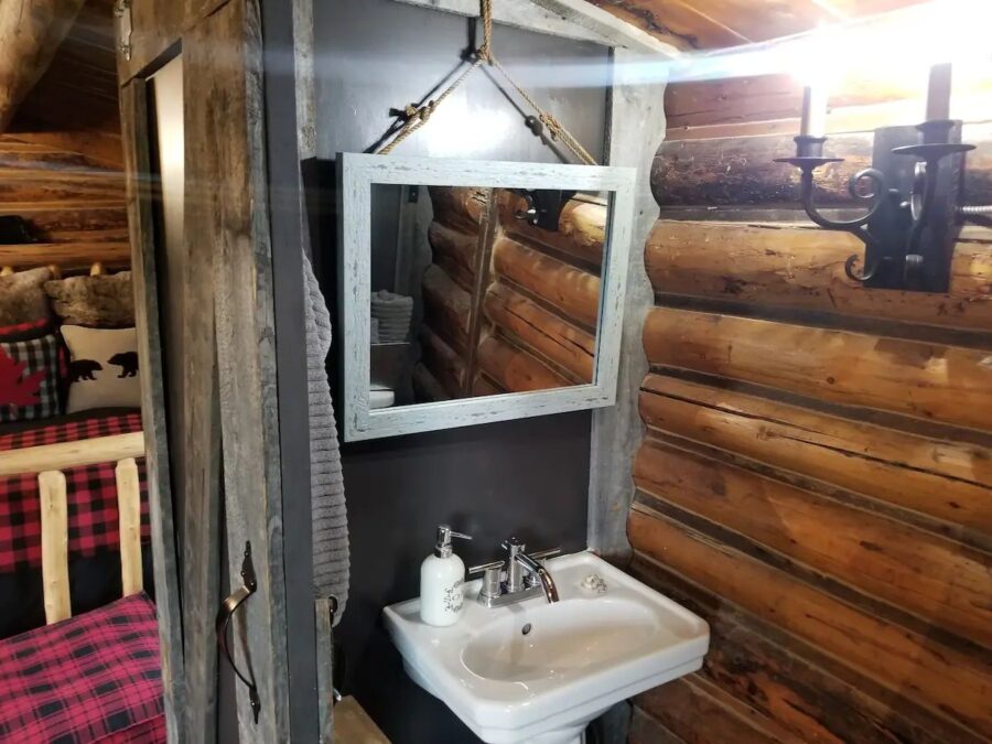 100+ Year Old Canadian Log Cabin Stay 9