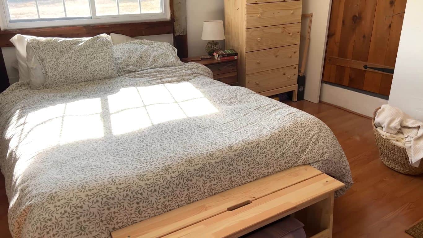 Cozy 1830s Cottage Bedroom
