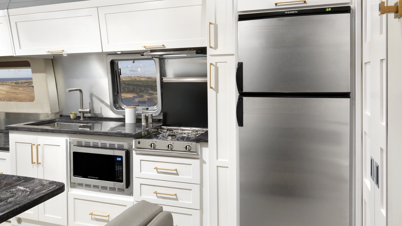 2020 Airstream Classic 33FB in Comfort White 003