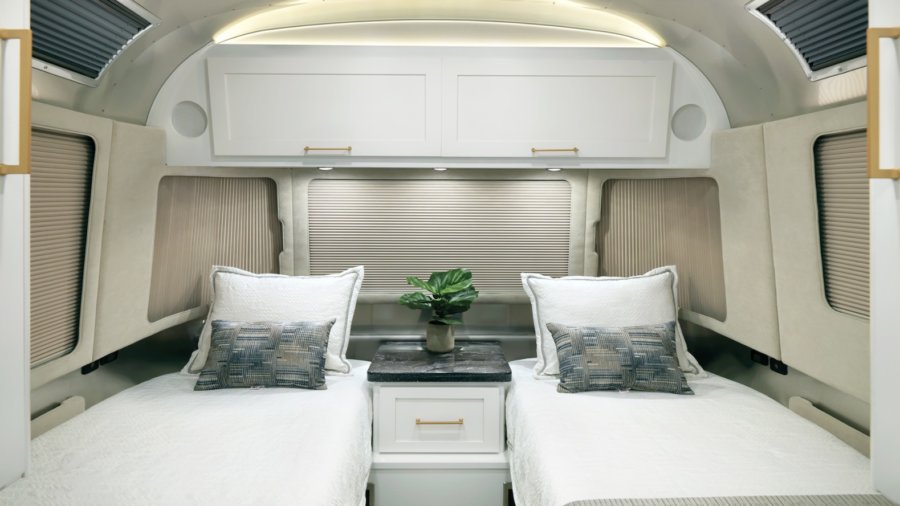 2020 Airstream Classic 33FB in Comfort White 004