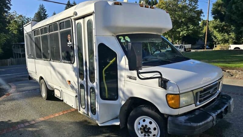 ford-e450-shuttle-bus-exterior