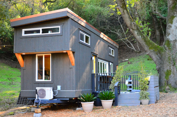 224-sq-ft-tiny-house-on-wheels-01