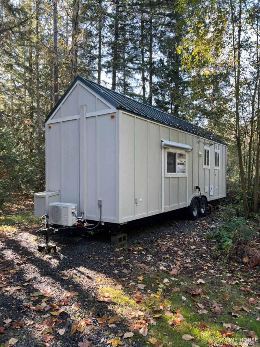 Lift bed tiny house for sale in Washington, perfect for small space living. Compact, mobile, and ide.