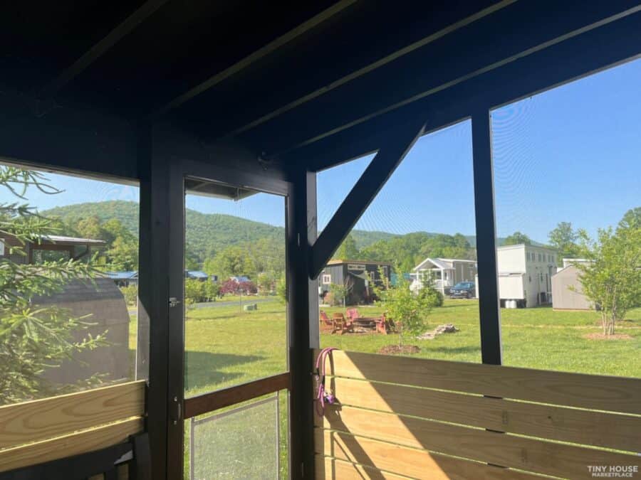 Tiny house with screened porch and scenic mountain views in Asheville community.
