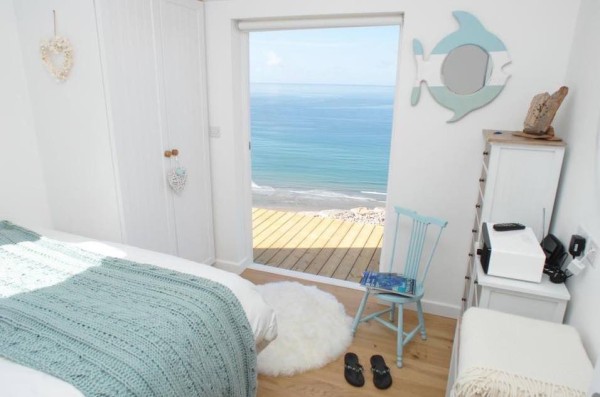 320-sq-ft-tiny-beach-cottage-vacation-in-cornwall-010
