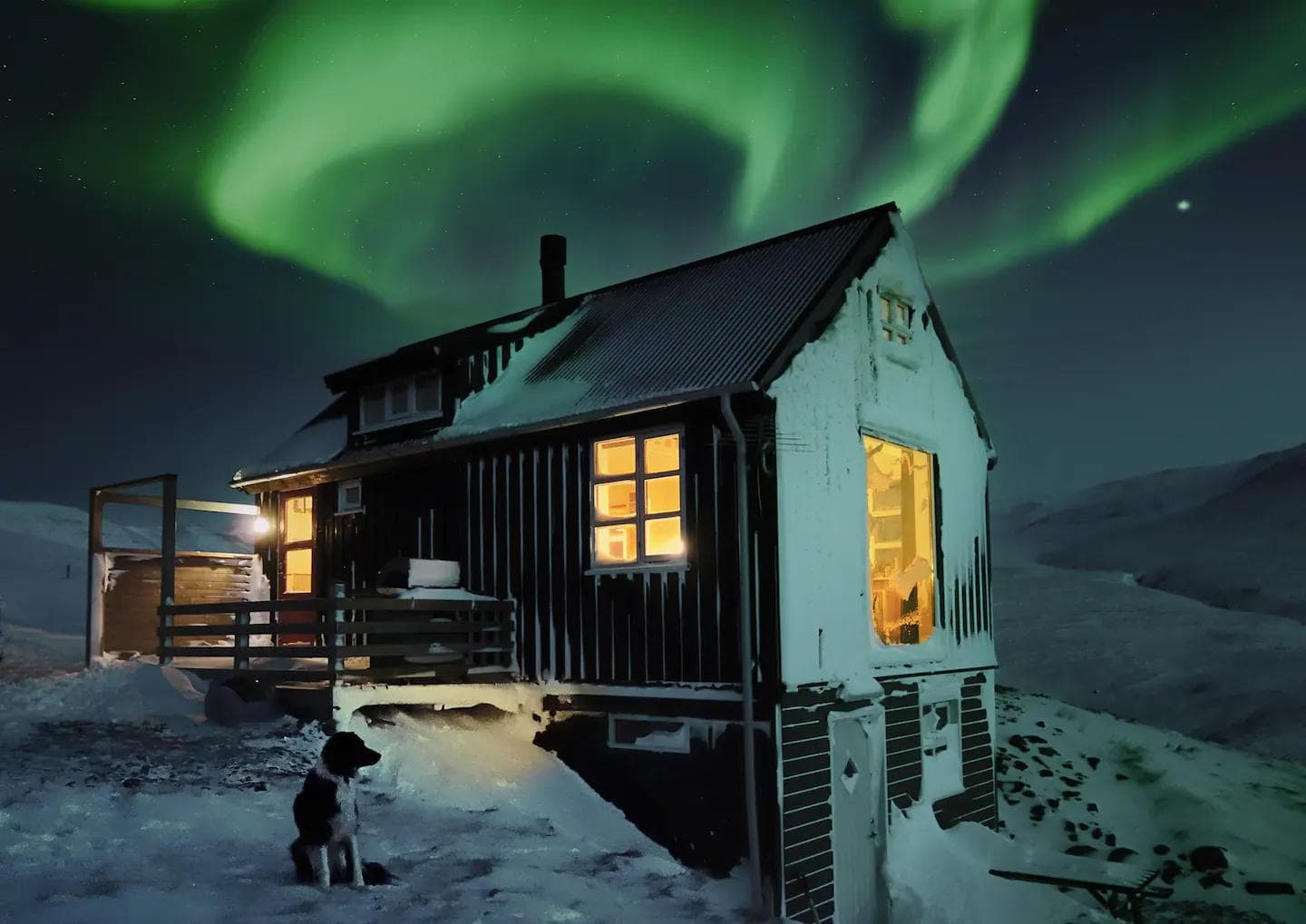 Cozy Icelandic Tiny Cabin under Aurora