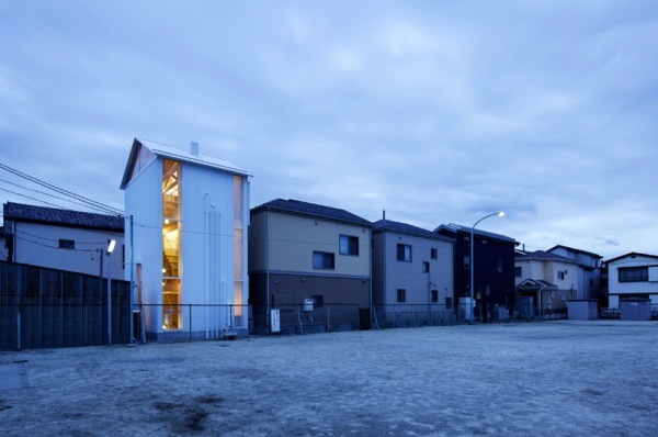 409-Sq-Ft-3-Story-Small-House-Japan-003