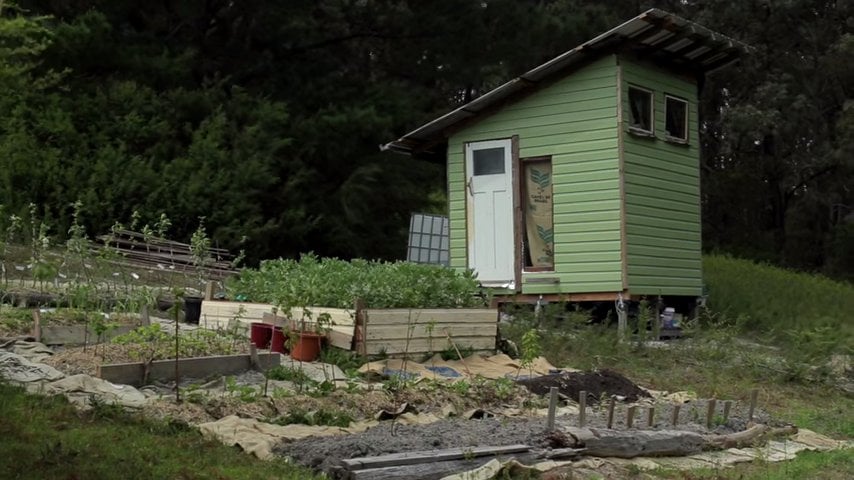 420 dollar reclaimed tiny house built on commune land 001