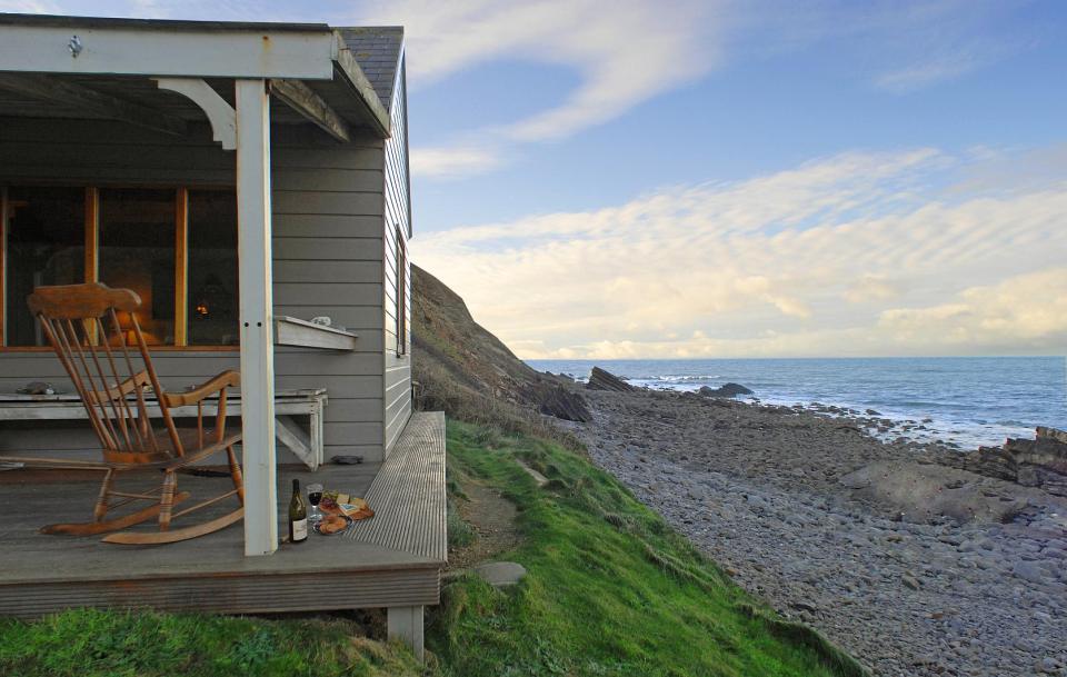 510-sq-ft-tiny-cottage-on-the-beach-003