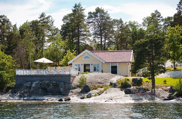 538-sq-ft-cottage-in-sweden-kalvsvik-lake-house-001