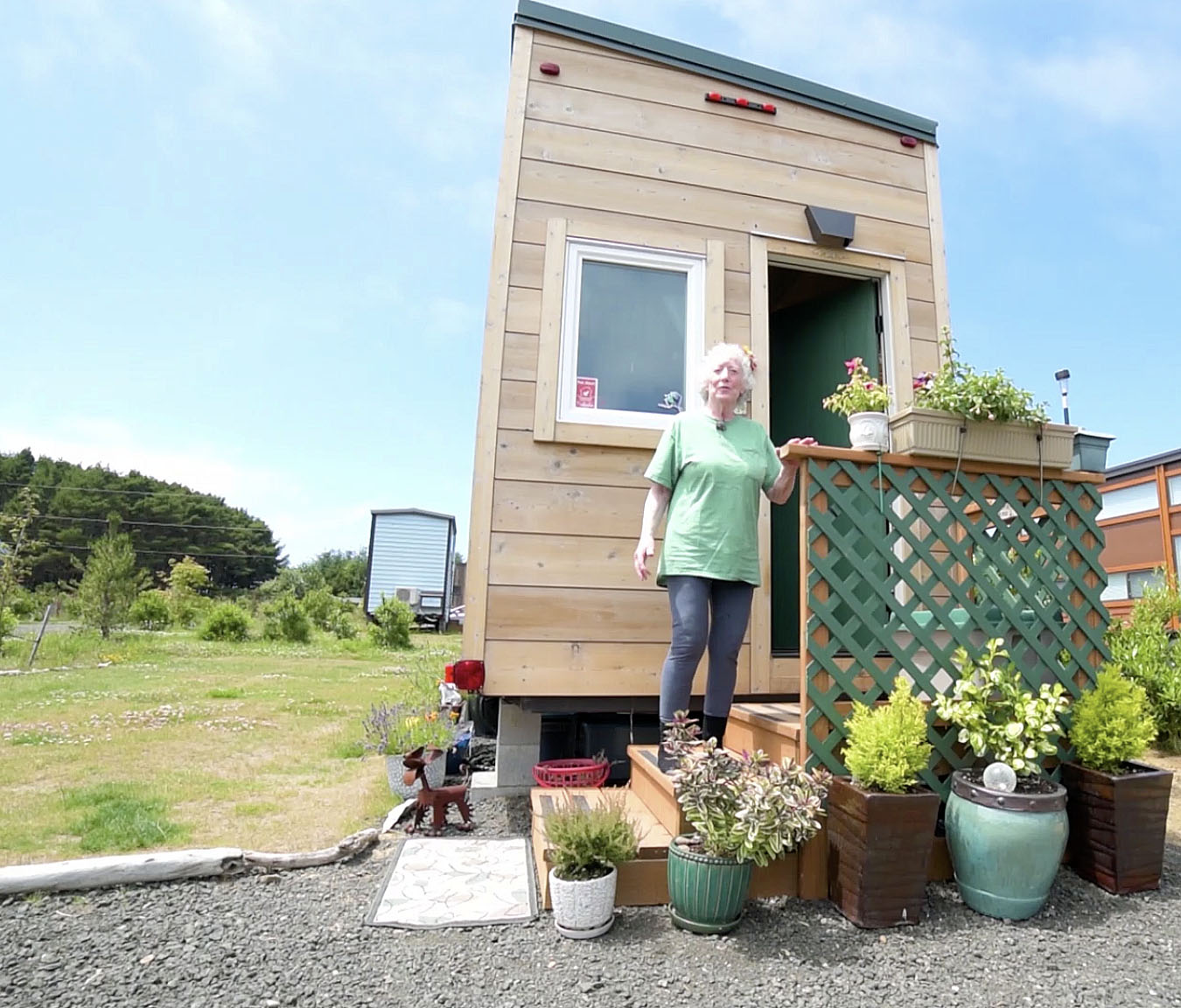 77-year-old moves into main-floor tiny house on wheels 001