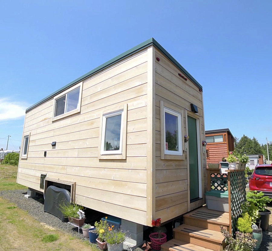 77-year-old moves into main-floor tiny house on wheels 005