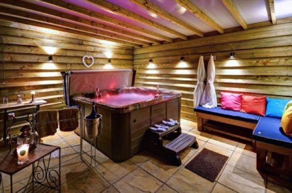 Alde Barn Tiny House With Outdoor Hot Tub