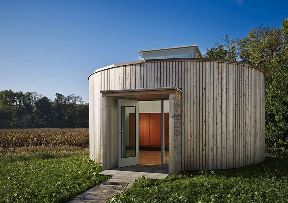 Barnsworth-Exhibition-Modern-Tiny-Cabin-001