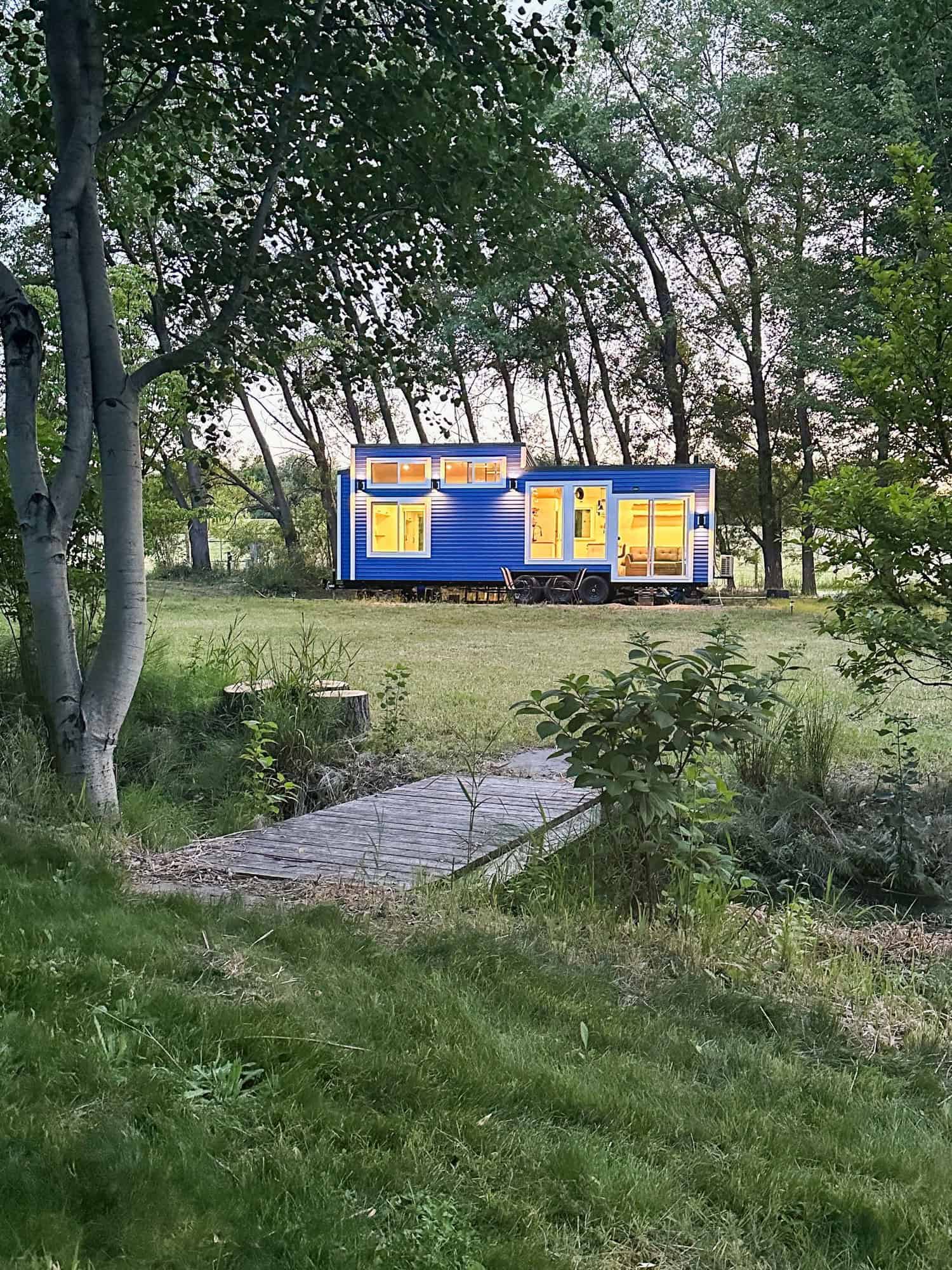 Tiny Scandinavian Tiny House with Office Mode