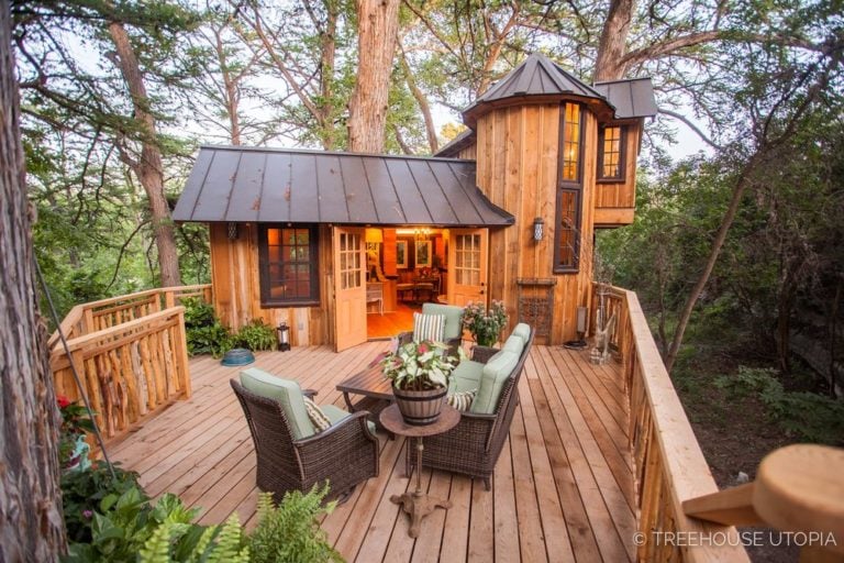 A tiny home by Nelson Treehouse