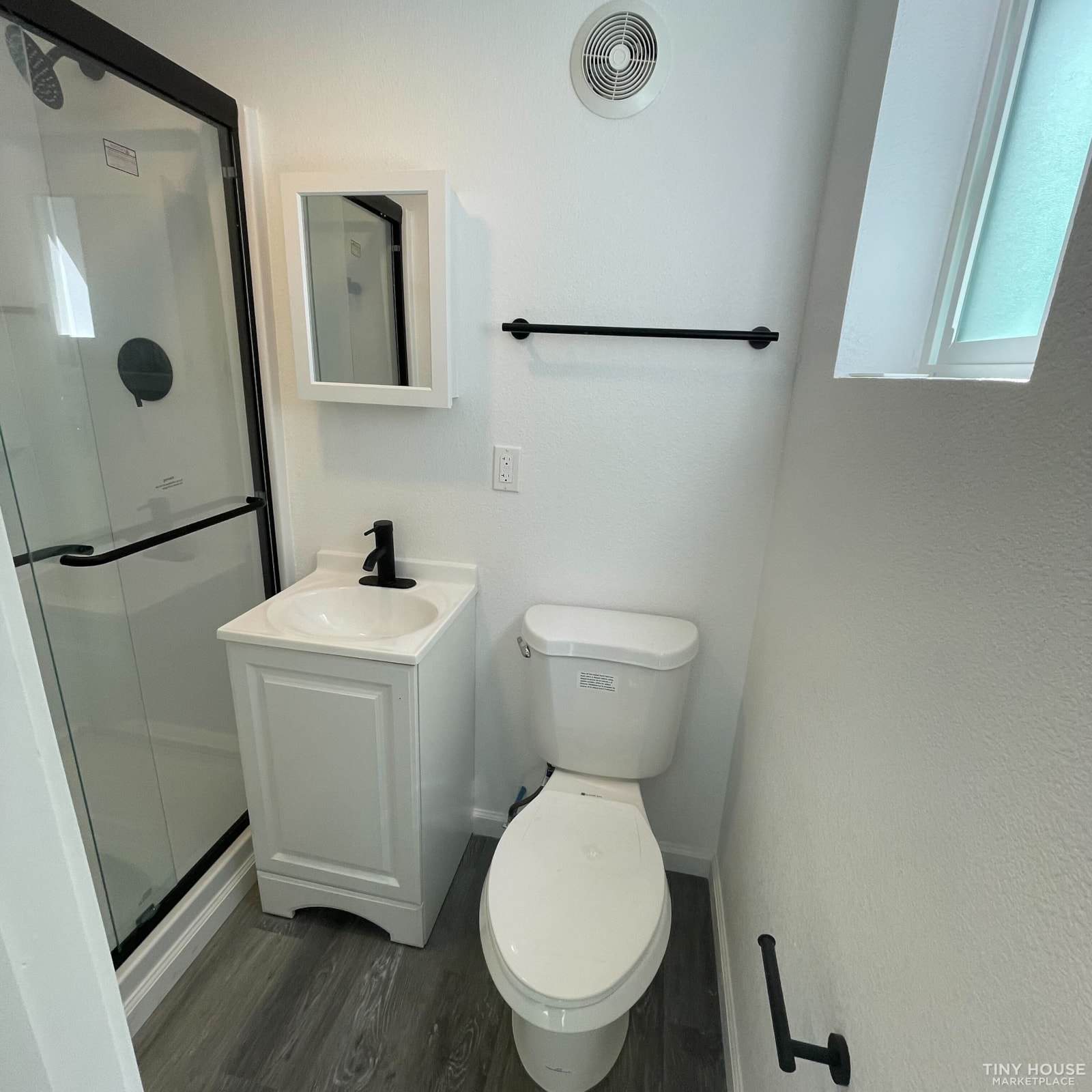 Sliding entry door of the container home