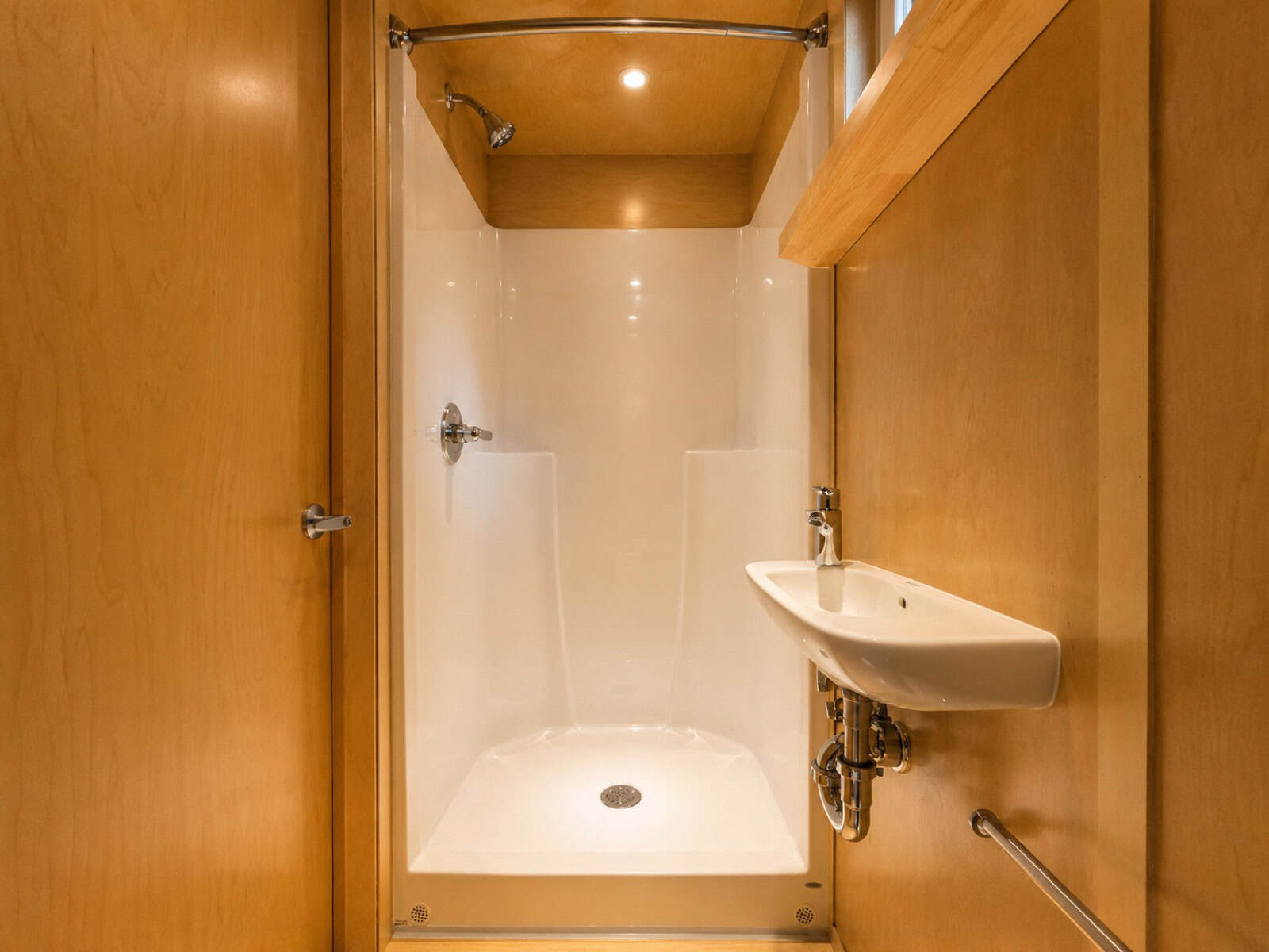 Full shower with one-piece surround in the Escape eBoho GO bathroom