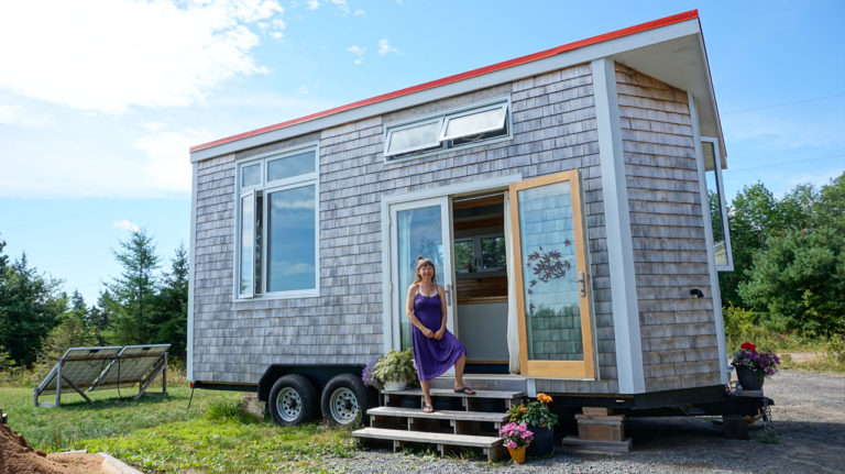 Woman Spends 3 Years Living in a Modern, Off Grid Tiny House – VIDEO