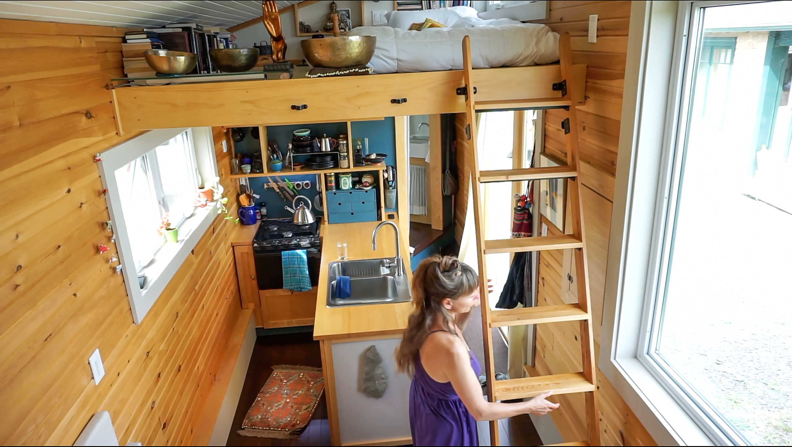 Woman Spends 3 Years Living in a Modern, Off Grid Tiny House - VIDEO