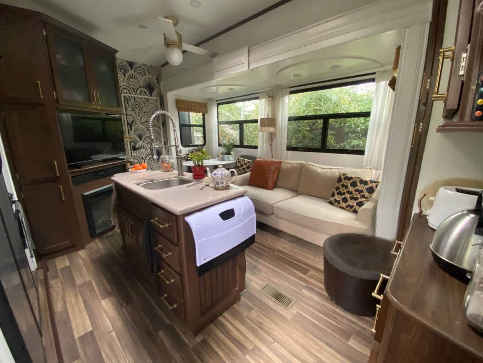 Fully-Renovated 40′ 5th Wheel Travel Trailer