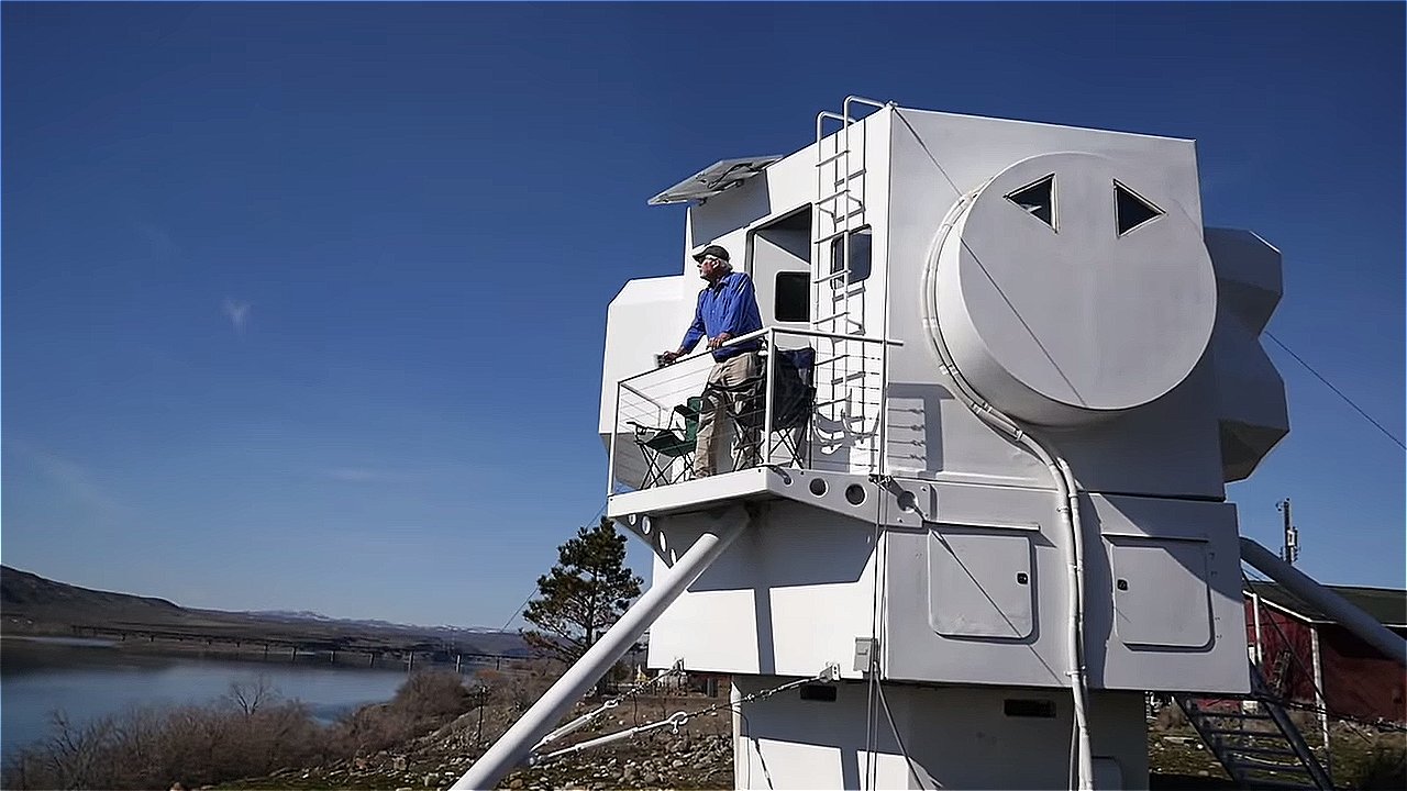 He built a Sci-Fi tiny house that’s a replica of the Lunar Lander Image © Tiny House Giant Journey 0011
