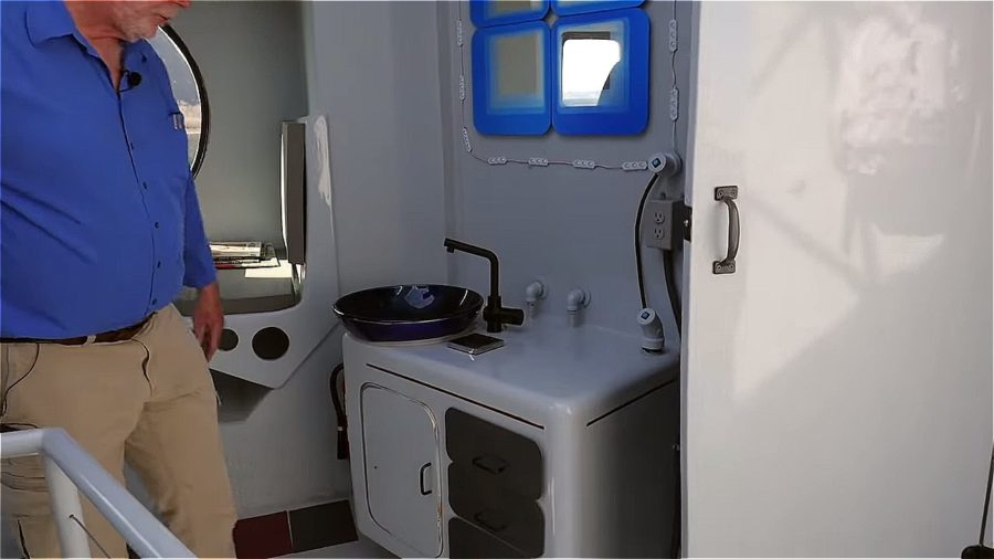 He built a Sci-Fi tiny house that’s a replica of the Lunar Lander Image © Tiny House Giant Journey 004