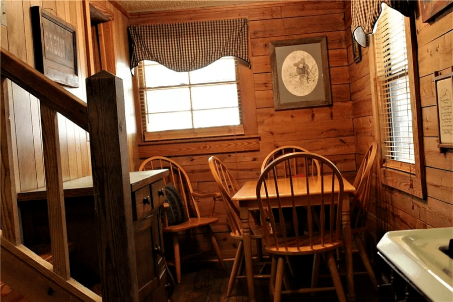 IFurnished Turn-Key Log Cabin in Arkansas For Sale