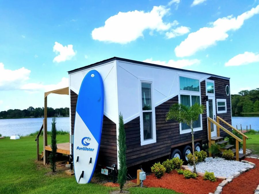 Lakefront tiny house with modern amenities in Orlando community