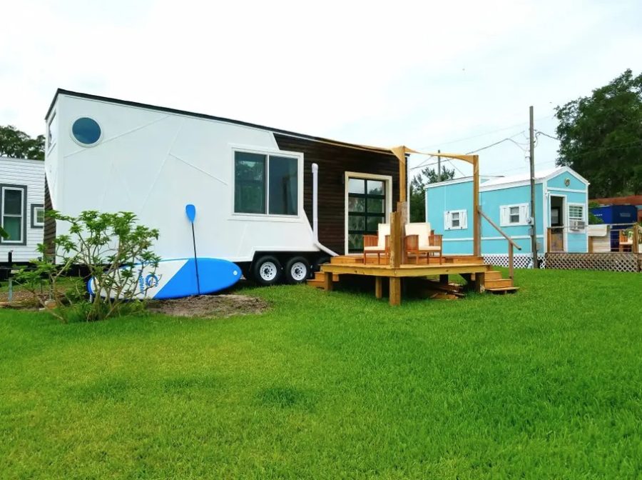Lakefront tiny house with modern amenities in Orlando community