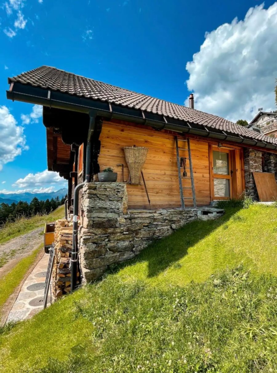 Little Chalet Cabin Mountain Views Switzerland 001