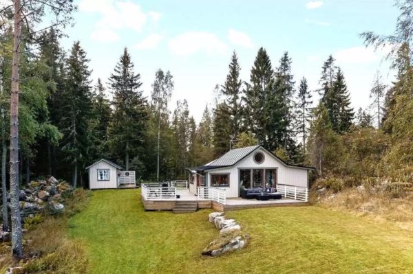 Little Off-Grid Cottage in Sweden 001