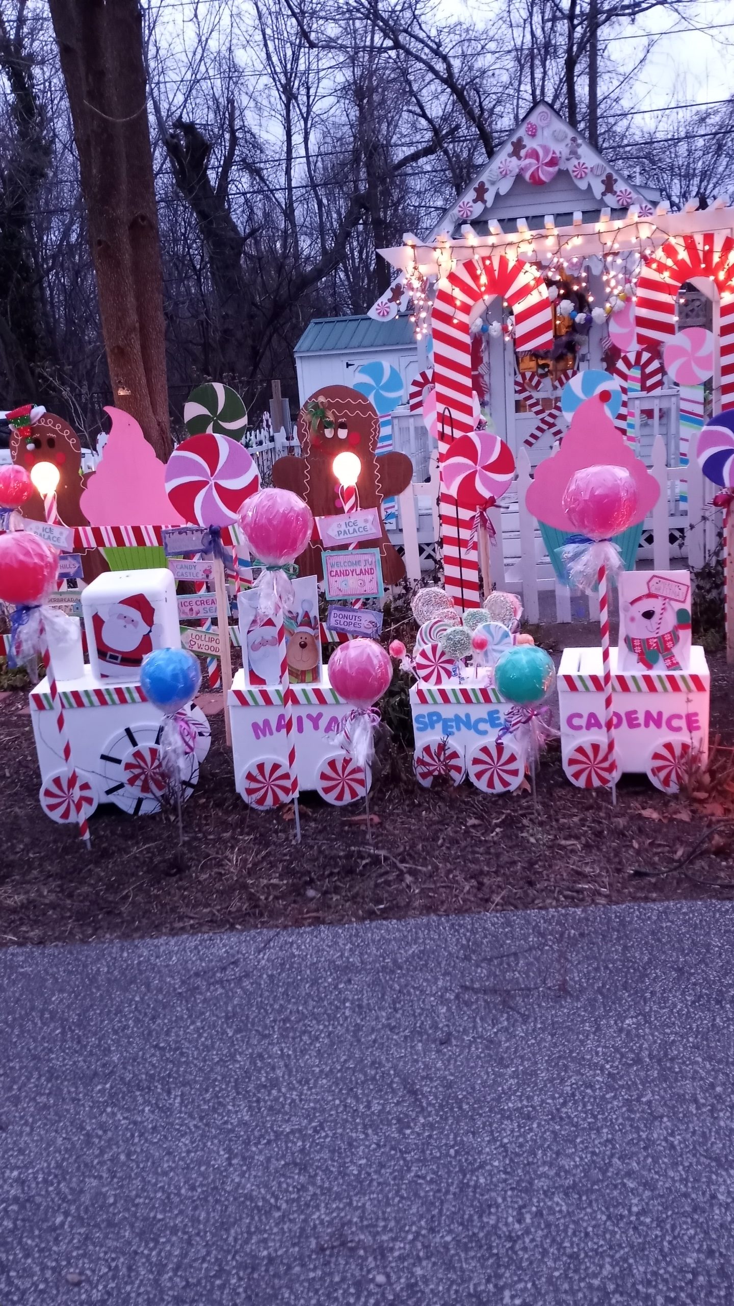 Michelle’s Life-Size Gingerbread House Holiday Decor!