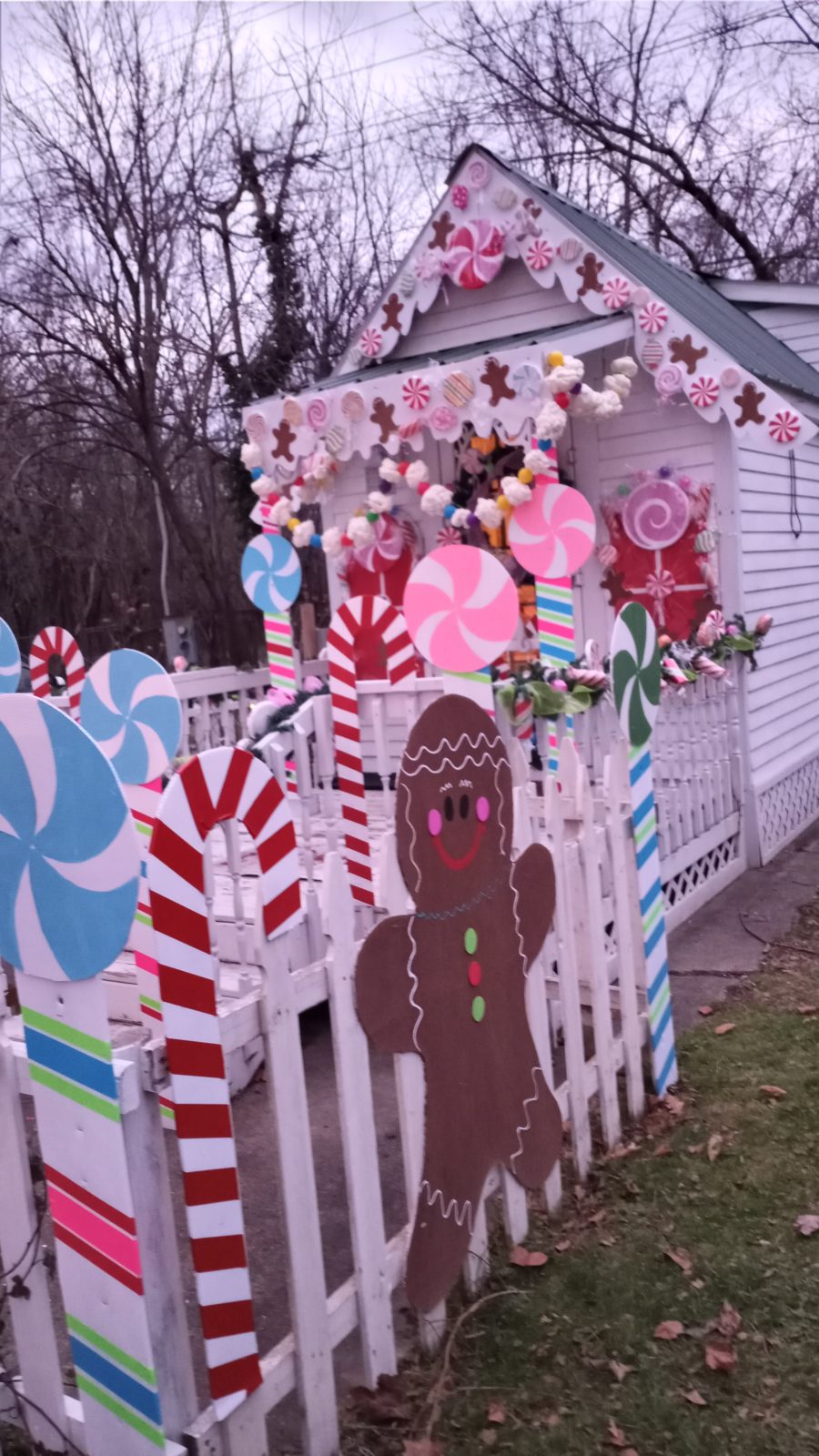 Michelle’s Life-Size Gingerbread House Holiday Decor!