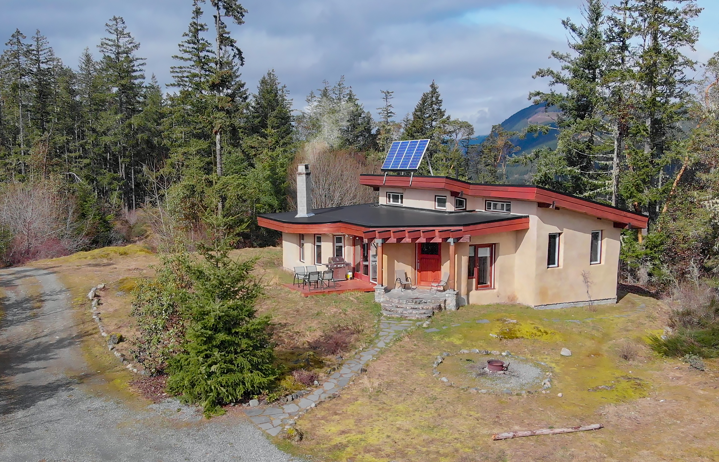 Modern Off-Grid Cob House Tour – Outside – Exploring Alternatives