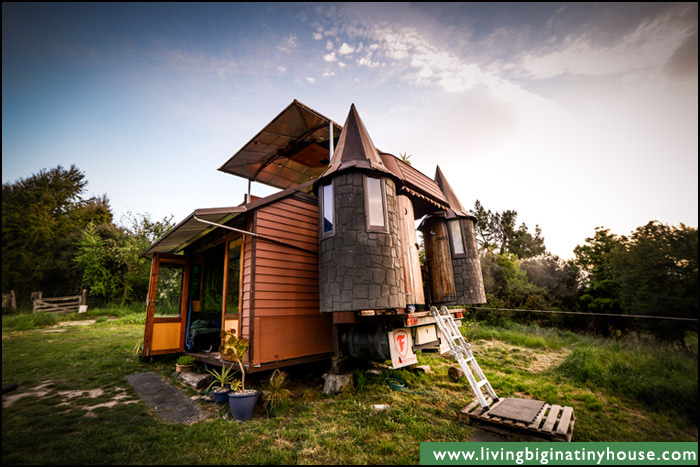 New Zealand Acrobat Lives in a Castle on Wheels