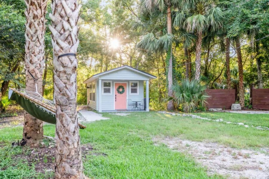 Charming tiny house surrounded by tropical trees and greenery, perfect for a peaceful getaway in Flo.