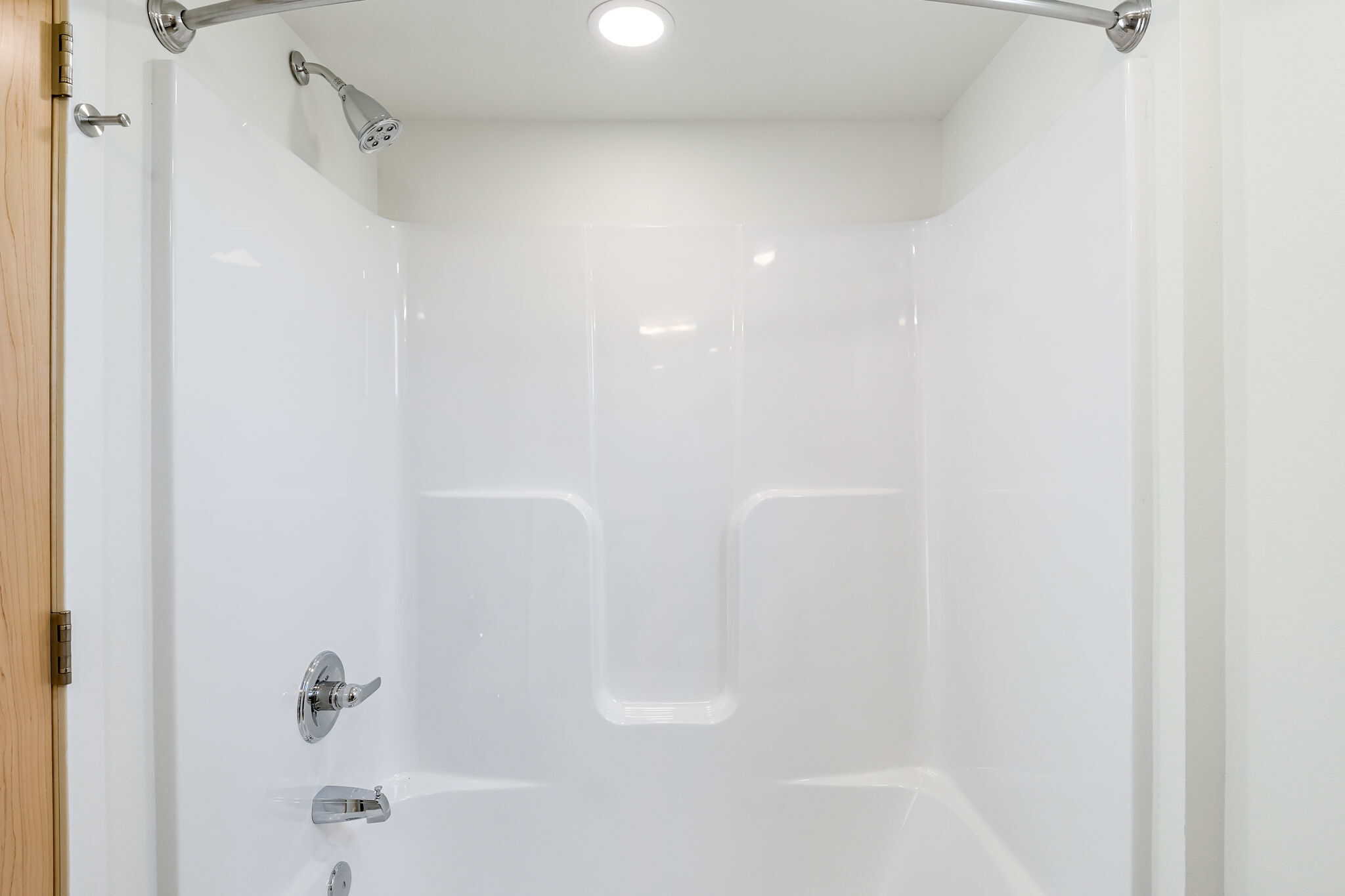 Tub and shower combination in the Escape N2 full bath