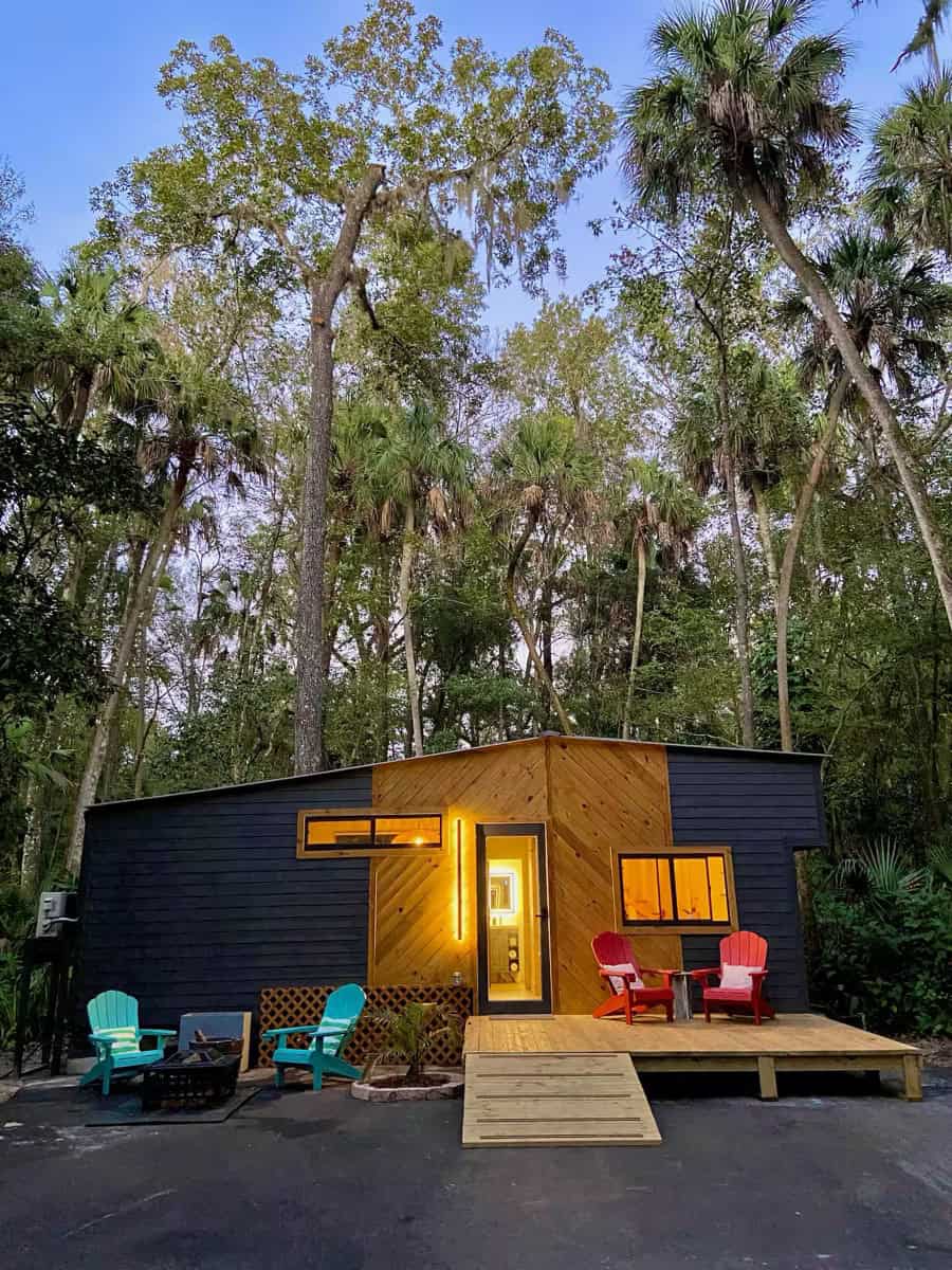 Charming tiny house surrounded by lush trees in Florida, perfect for a peaceful getaway or Airbnb st.