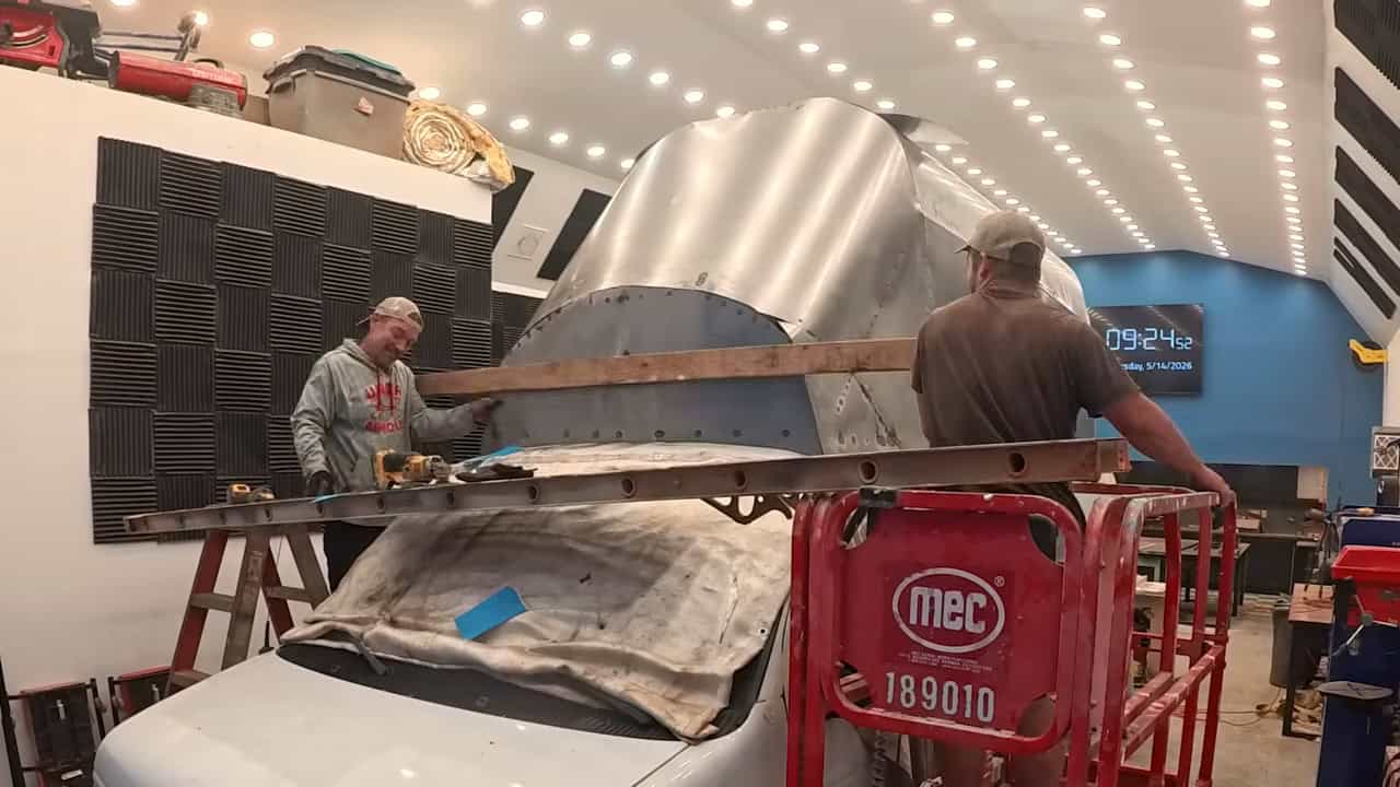 Shaping the rounded aerodynamic front cap of the raised roof