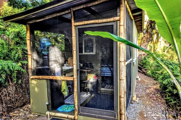 Rainforest tiny house with screened-in outdoor kitchen in Pepeekeo