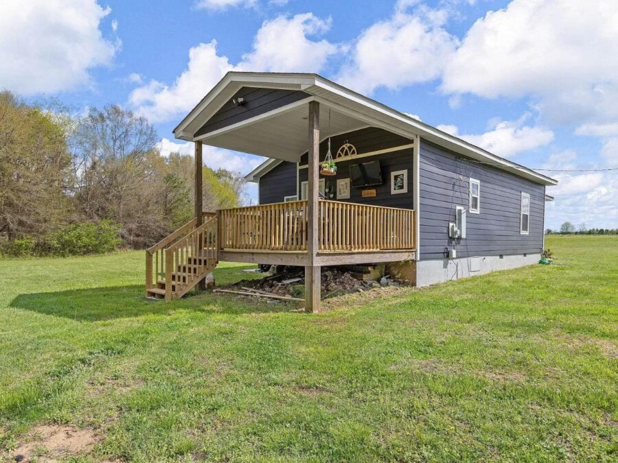 Remodeled 986 sq ft cottage on 1.32 acres .jpg 7