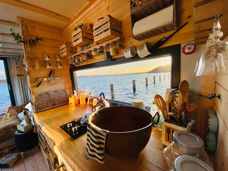 Romantic, Modern Houseboat in Germany 8
