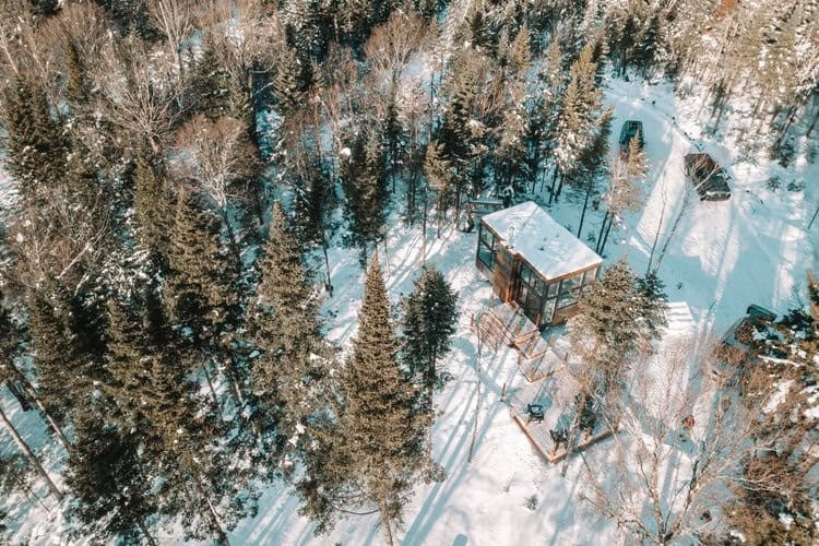 Prefab SKALI Cabin near Quebec City in winter landscape.