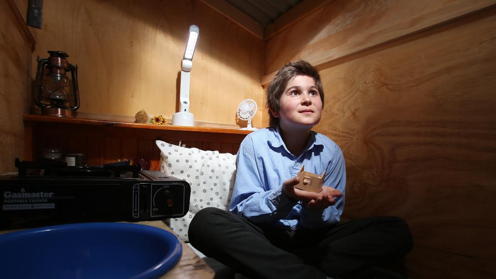 schoollboy-builds-tiny-house-homesless-011