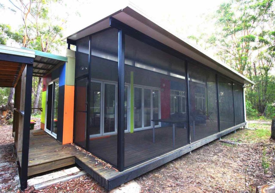 She turned a 40-foot shipping container into her tiny home 003